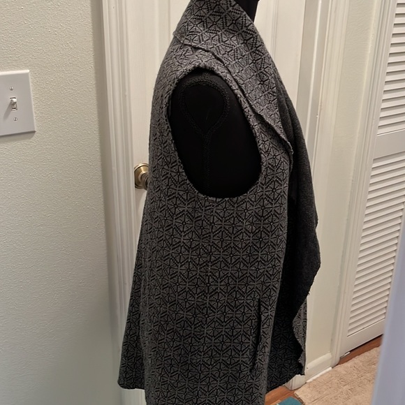 Adrienne Vittandi grey and black wool blend sleeveless wrap - Picture 4 of 6